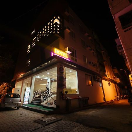 Radical Palace Hotel And Restaurant ラクナウ エクステリア 写真